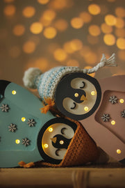 Christmas Penguin Night Light Wooden Bedside Lamp for Kids Holiday Nursery Decor Arctic-Themed for Children’s Room Winter Wonderland