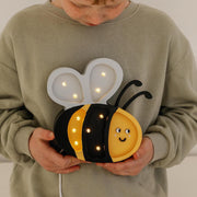 Hölzernes Bienen-Nachtlicht Bienenthema Kinderzimmer-Deko Montessori-inspiriertes Babyzimmer | Naturmotiv Handgefertigte Lampe für Kinder Weltbienentag Blumen-Zimmer