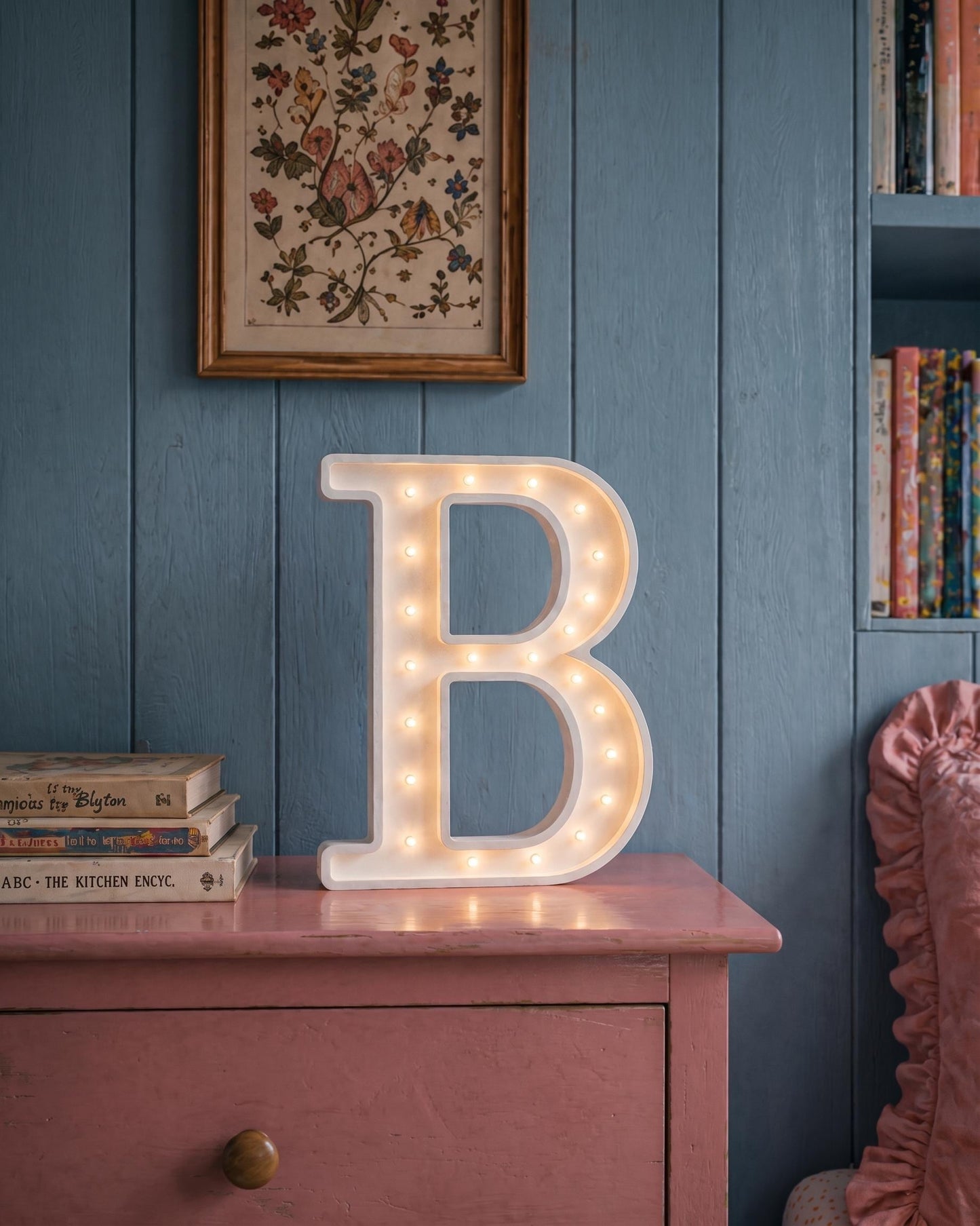 Nachtlicht aus Holzbuchstaben Personalisierte Beleuchtung Kinderzimmer Buchstabengeformte Lampe Holzbuchstaben Deko Wand Initialen B Neugeborenen-Geschenk Typografie