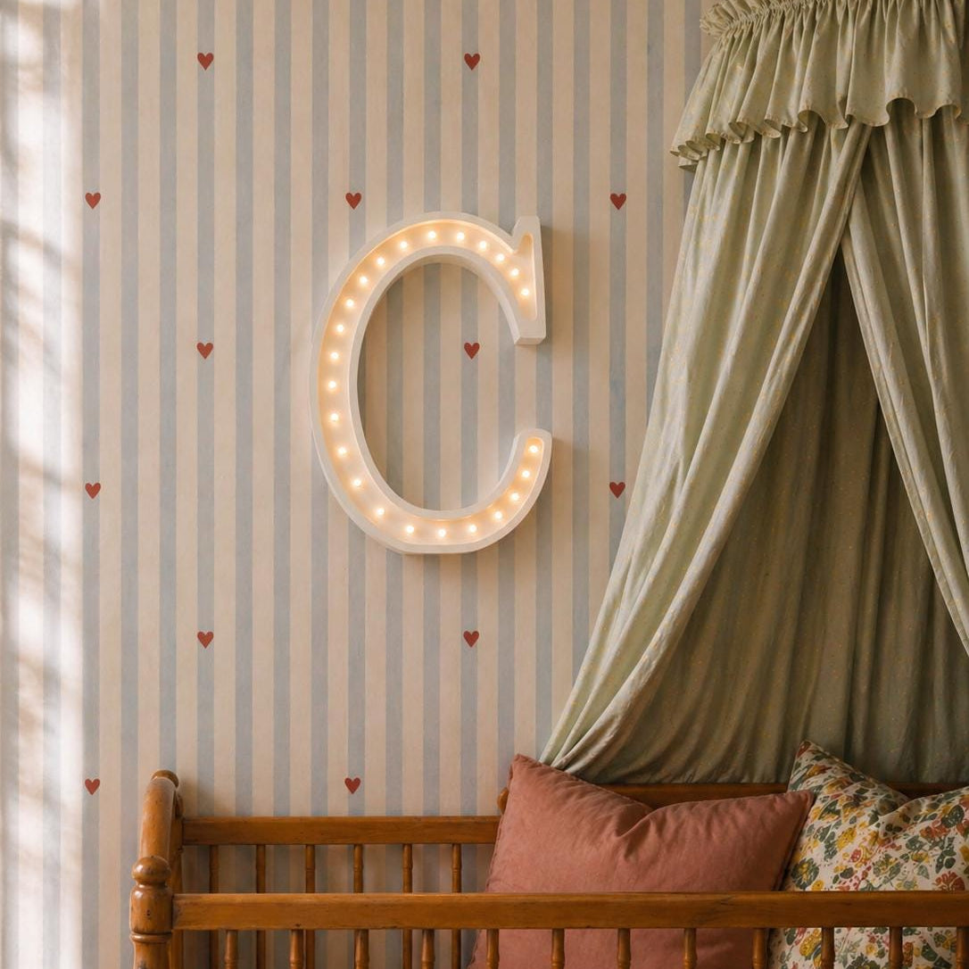 Drewniana Lampka Nocna Litera Spersonalizowane Oświetlenie Pokój Nastolatka Monogram Kształt Lampy Litery 3D Dekoracja Ścienna Inicjały C Prezent dla Noworodka Imię Typografia