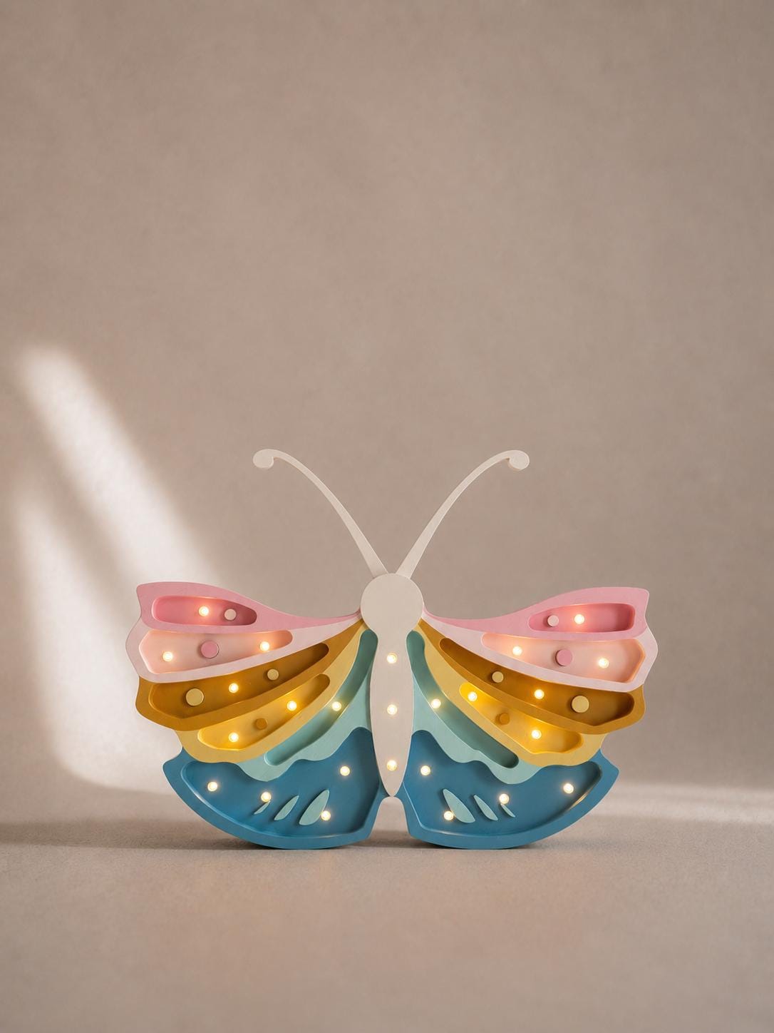 Nachtlicht Holz Schmetterling für Mädchenzimmer Handgefertigte Kinderzimmerdeko Boho Stil Retro Regenbogen Pastell Schlafzimmer Kinder Prinzessin Verträumte Magie
