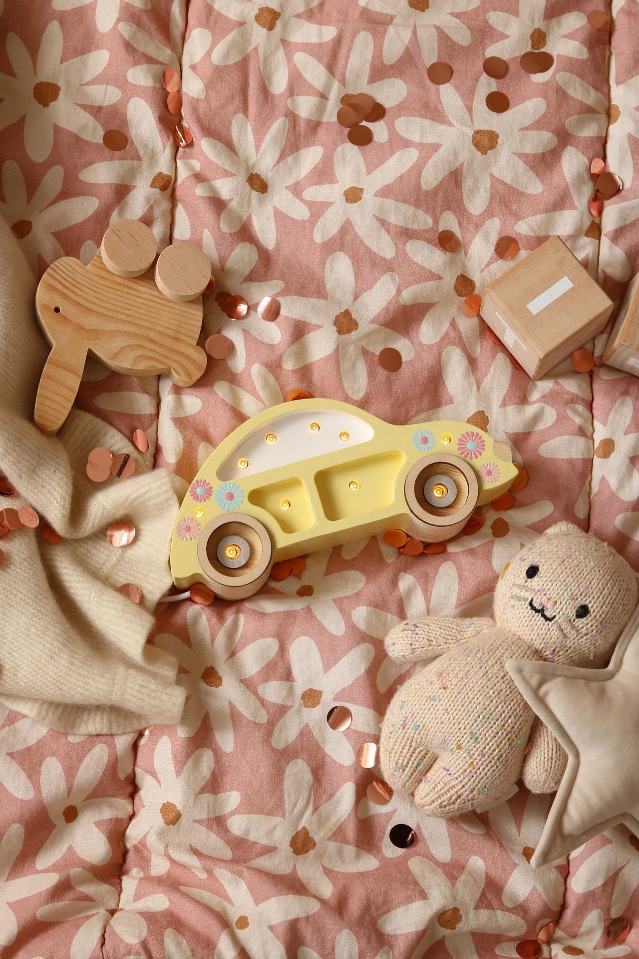 Holzauto Nachtlicht Retro für Mädchenzimmer Klassische gelbe Blumenlampe Kinderzimmer-Deko Fahrzeug-Motiv Kinder Baby Tischlampe Babyparty-Geschenk