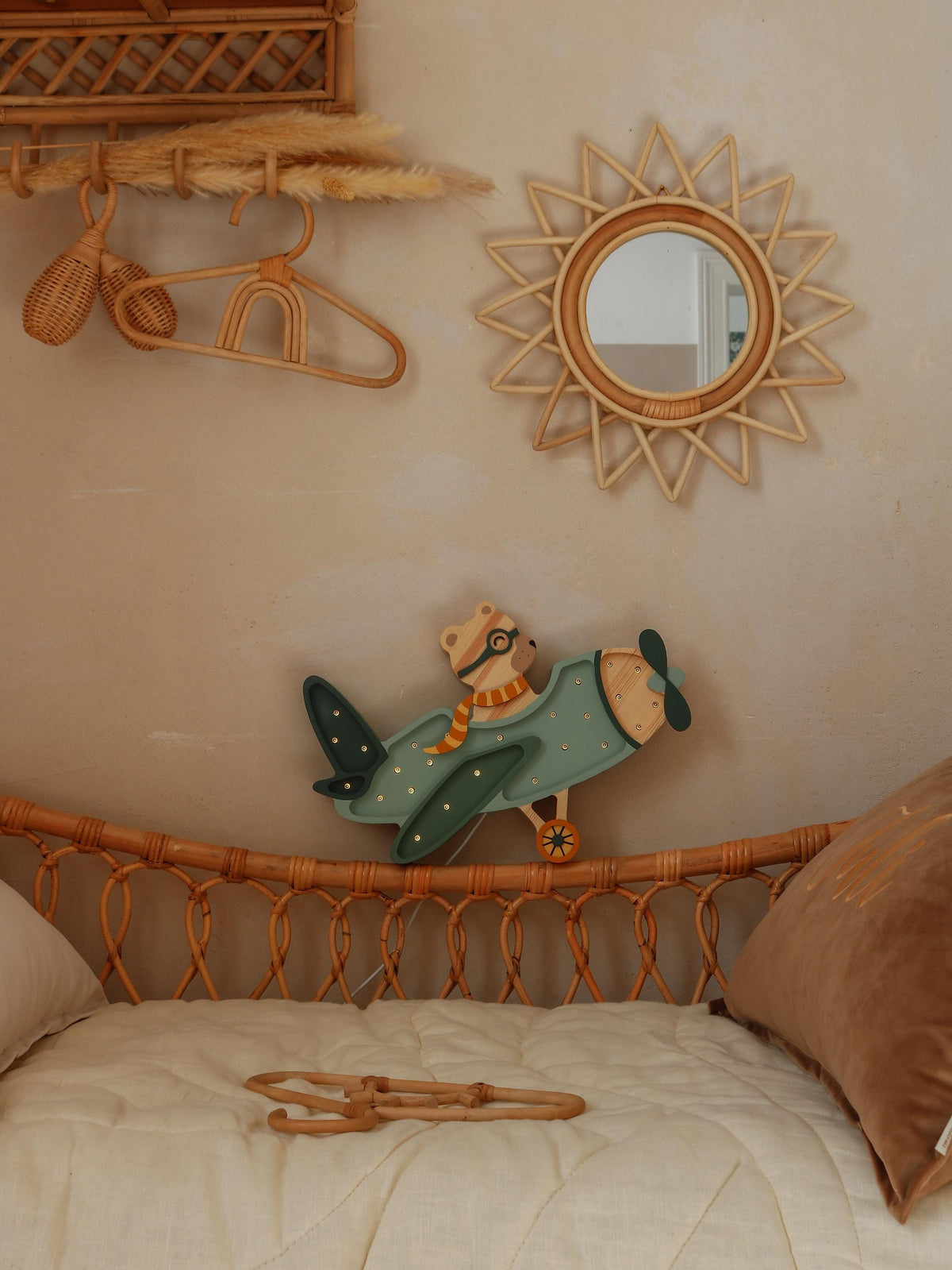 Little Lights Flugzeug Nachtlicht mit Teddy-Pilot | Khaki Pastell