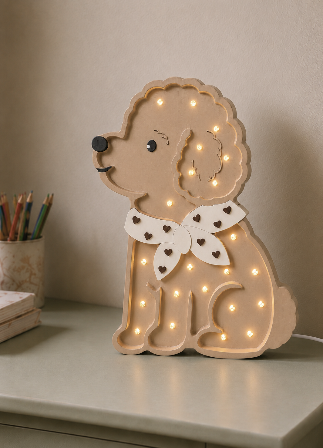 Little Lights Pudelhund Lotta Nachtlicht | Schokoladenherzen auf Beige